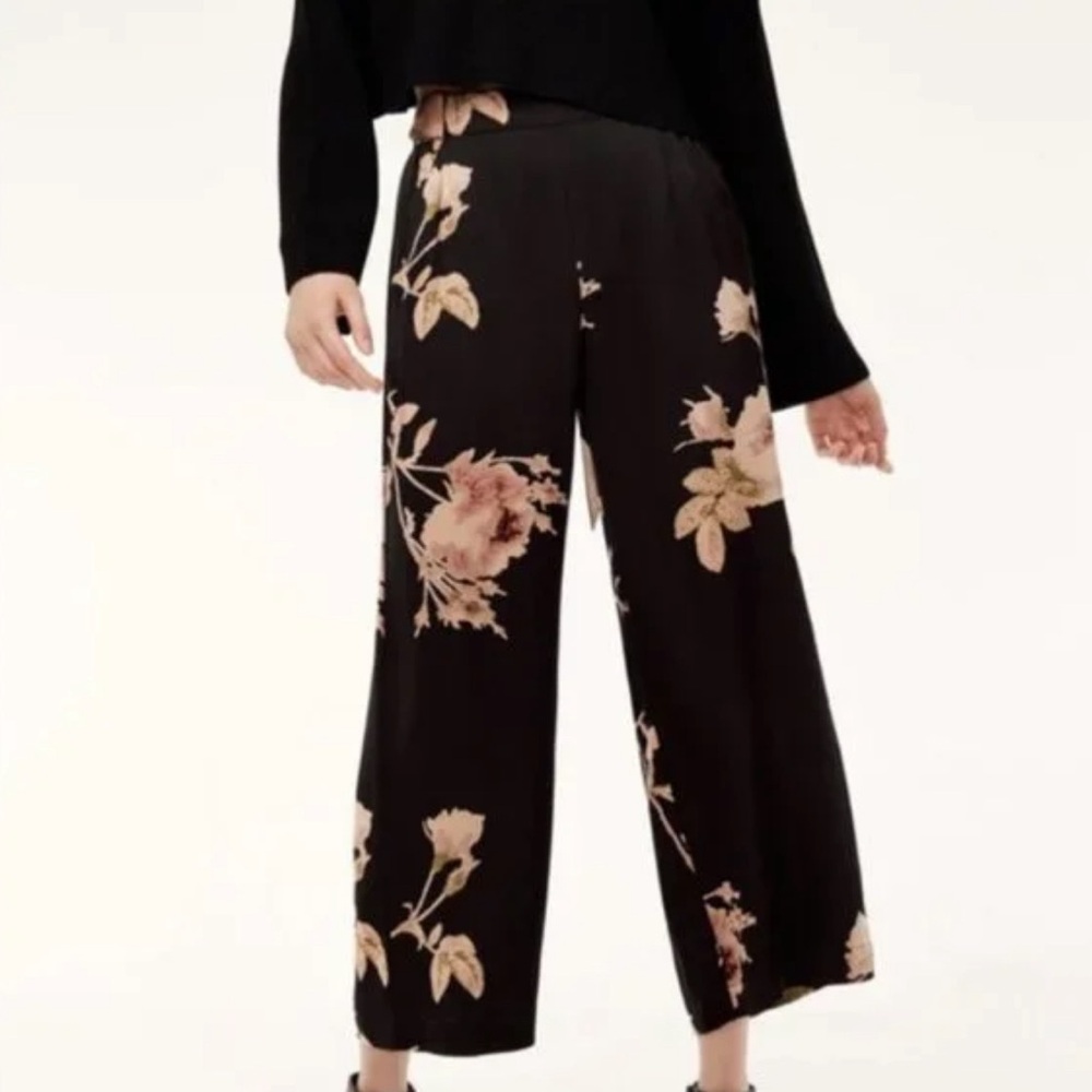 Aritzia Wilfred Faun Cropped Wide Leg Pant in Black/Mauve Rose Print